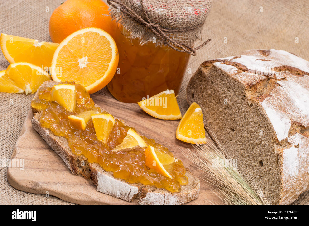 Fatta fresca Marmellata di colore arancione su sfondo rustico Foto Stock