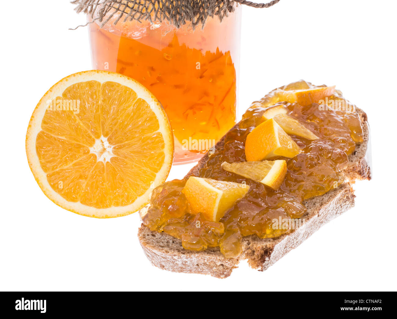 Marmellata di arancio in vaso con frutta e pane isolati su sfondo bianco Foto Stock