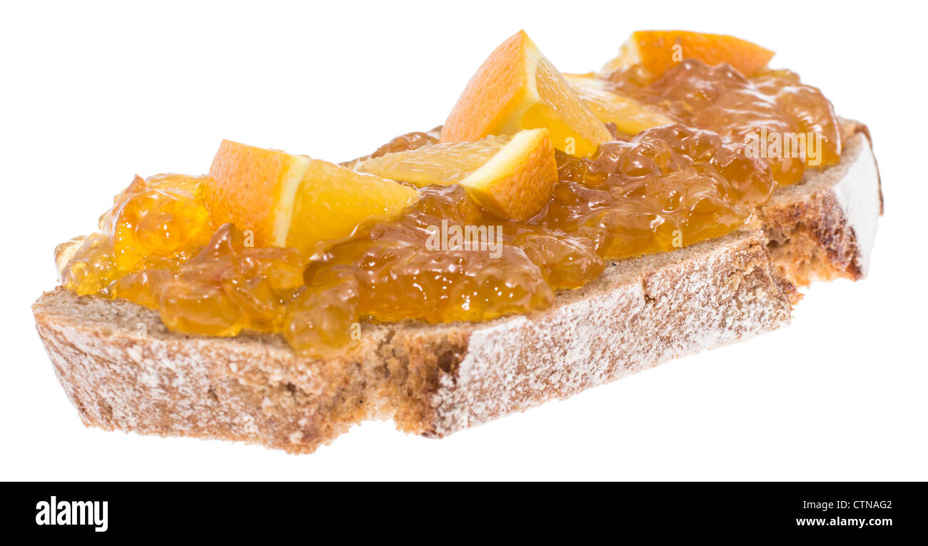 Fetta di pane con marmellata di arancio isolato su sfondo bianco Foto Stock
