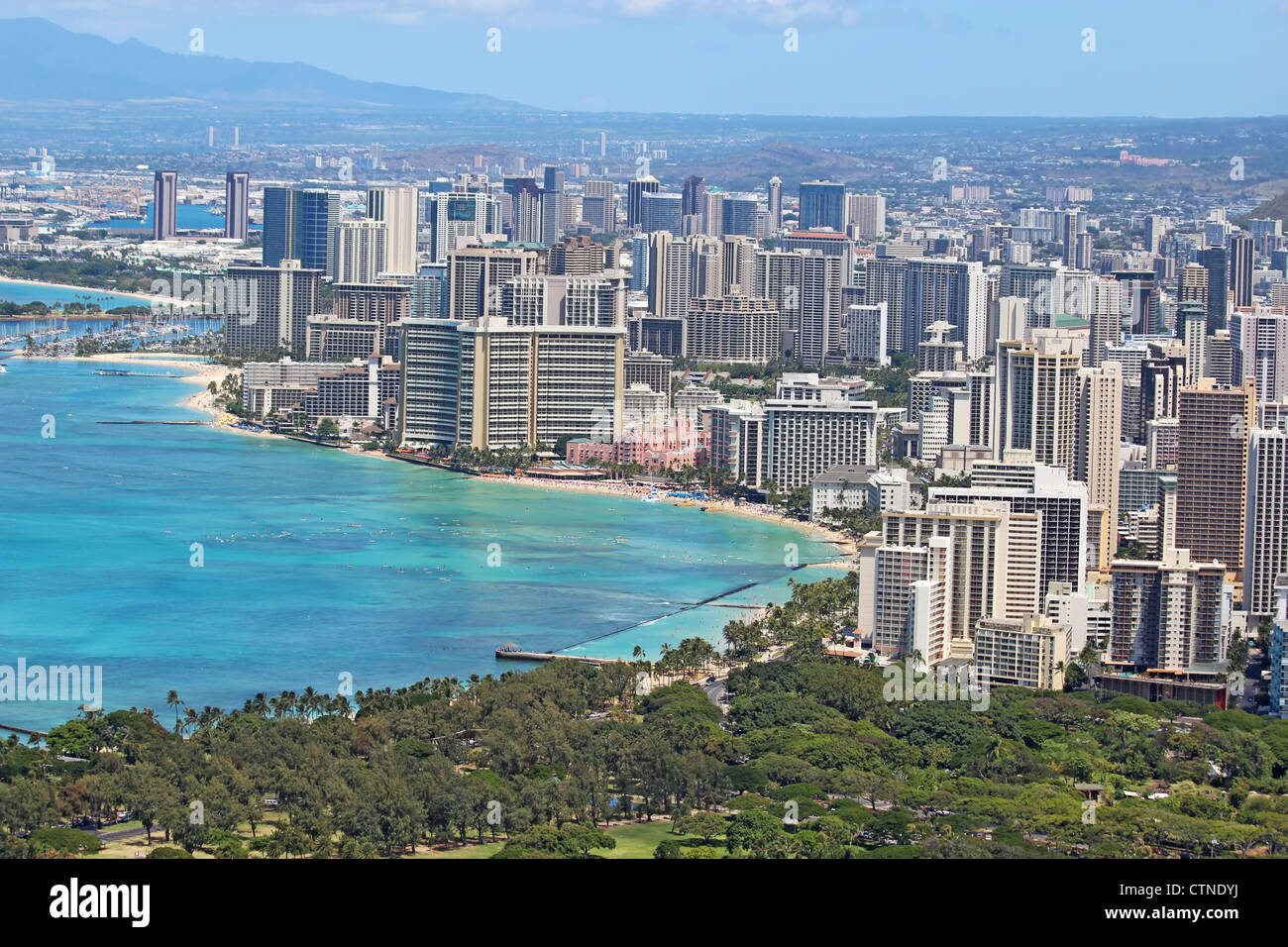 Vista aerea della skyline di Honolulu e Oahu, Hawaii, mostrando la downtoan e hotel nei dintorni di Waikiki Beach e altre aree Foto Stock