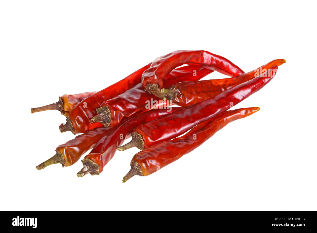 Nove essiccato red hot chili peppers isolata contro uno sfondo bianco Foto Stock