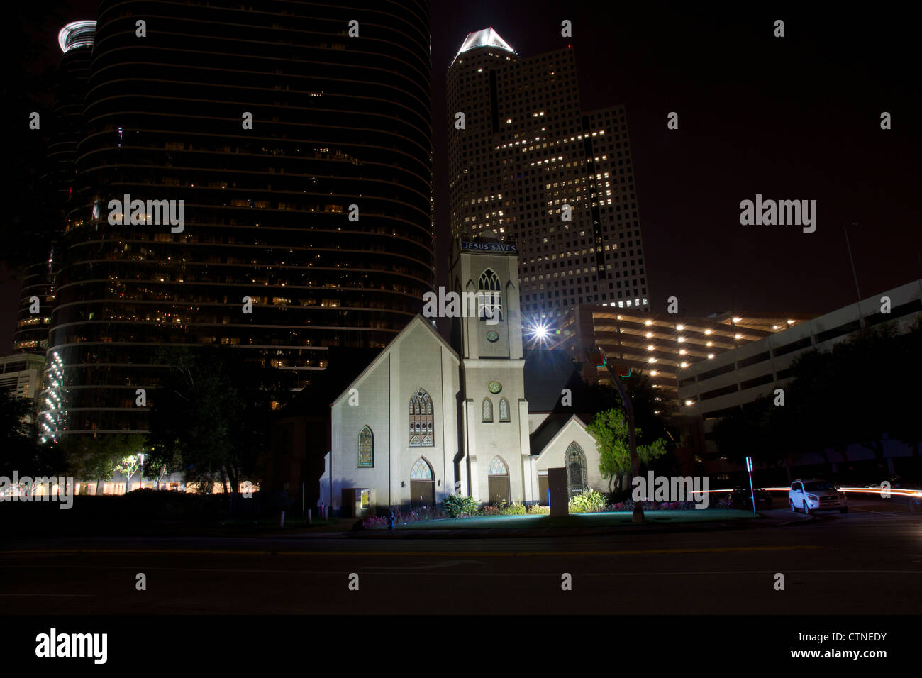 Piccola chiesa nella parte anteriore del grattacielo in Houston Downtown Foto Stock