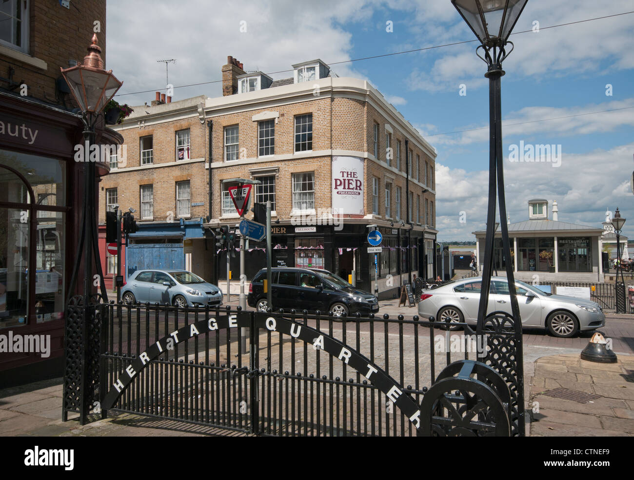 Cancelli per il patrimonio trimestre High Street Gravesend Kent REGNO UNITO e il molo Pub Foto Stock