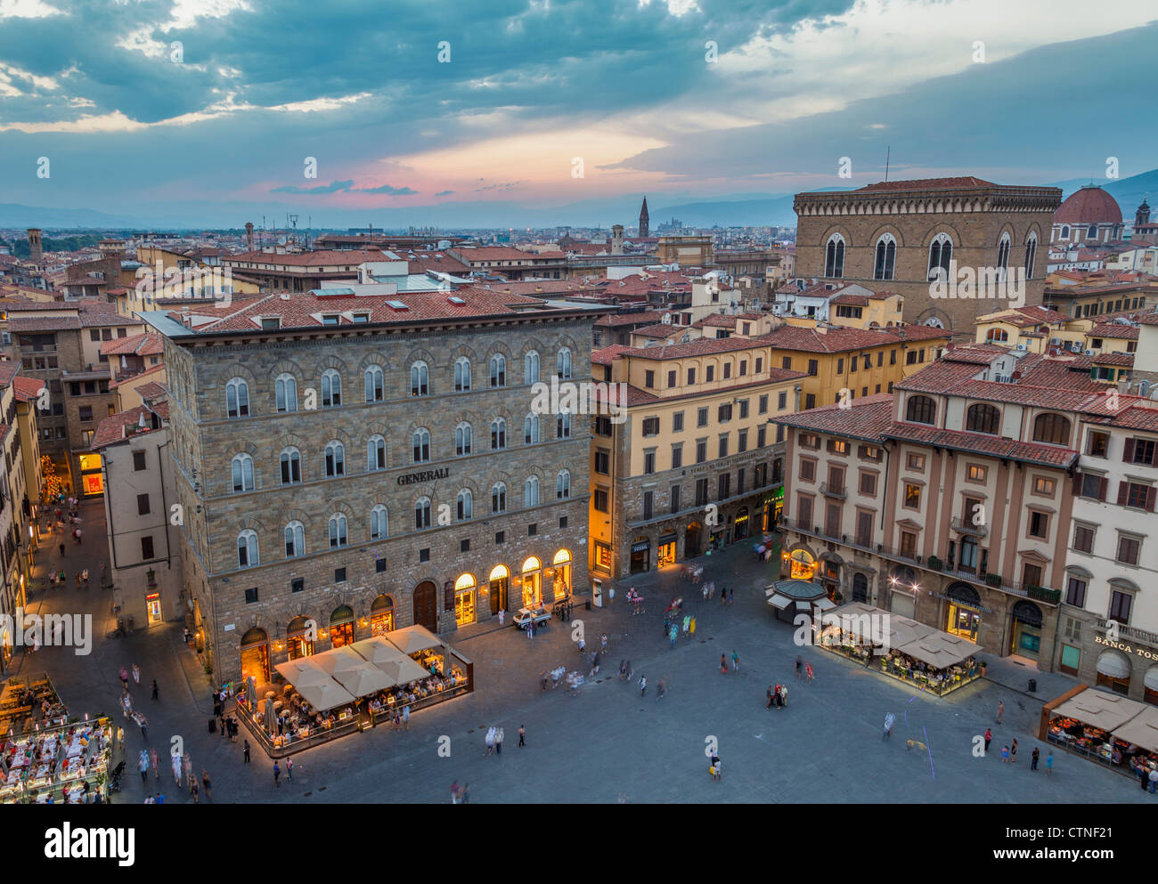 Vista al tramonto della città di Firenze con la Piazza della Signoria in primo piano dalla torre di Palazzo Vecchio Foto Stock