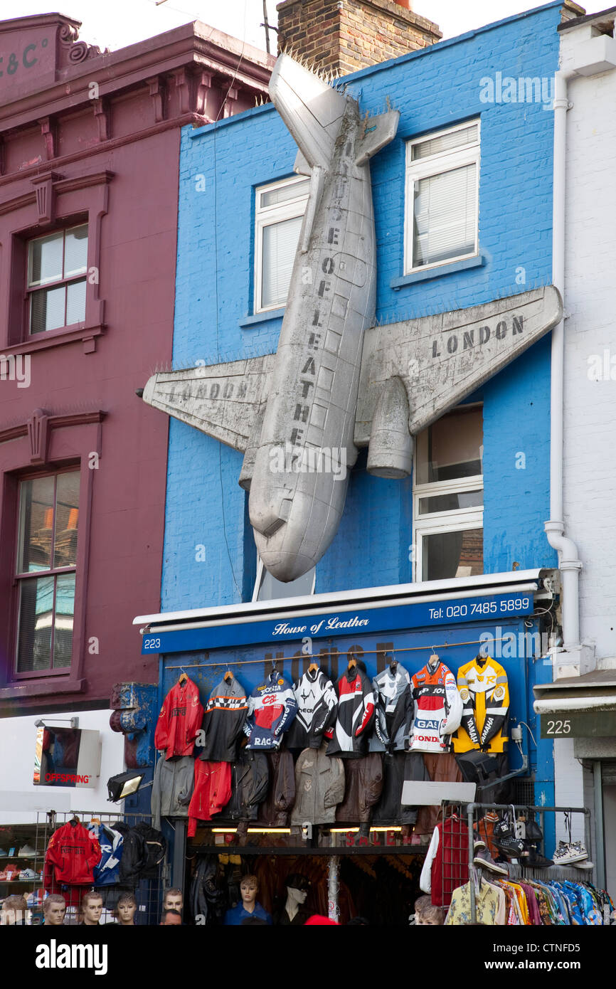 Piano su Blue negozio di fronte a Camden High Street, London, England, Regno Unito Foto Stock