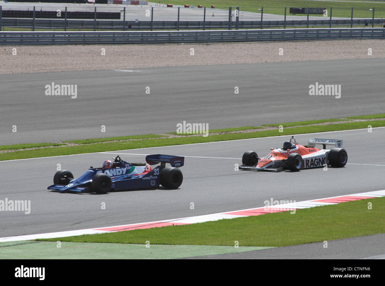 Tyrrell 009 seguita dalle frecce A4 Il Daily Express del Trofeo Internazionale per Grand Prix Masters Silverstone Classic 2012 Foto Stock