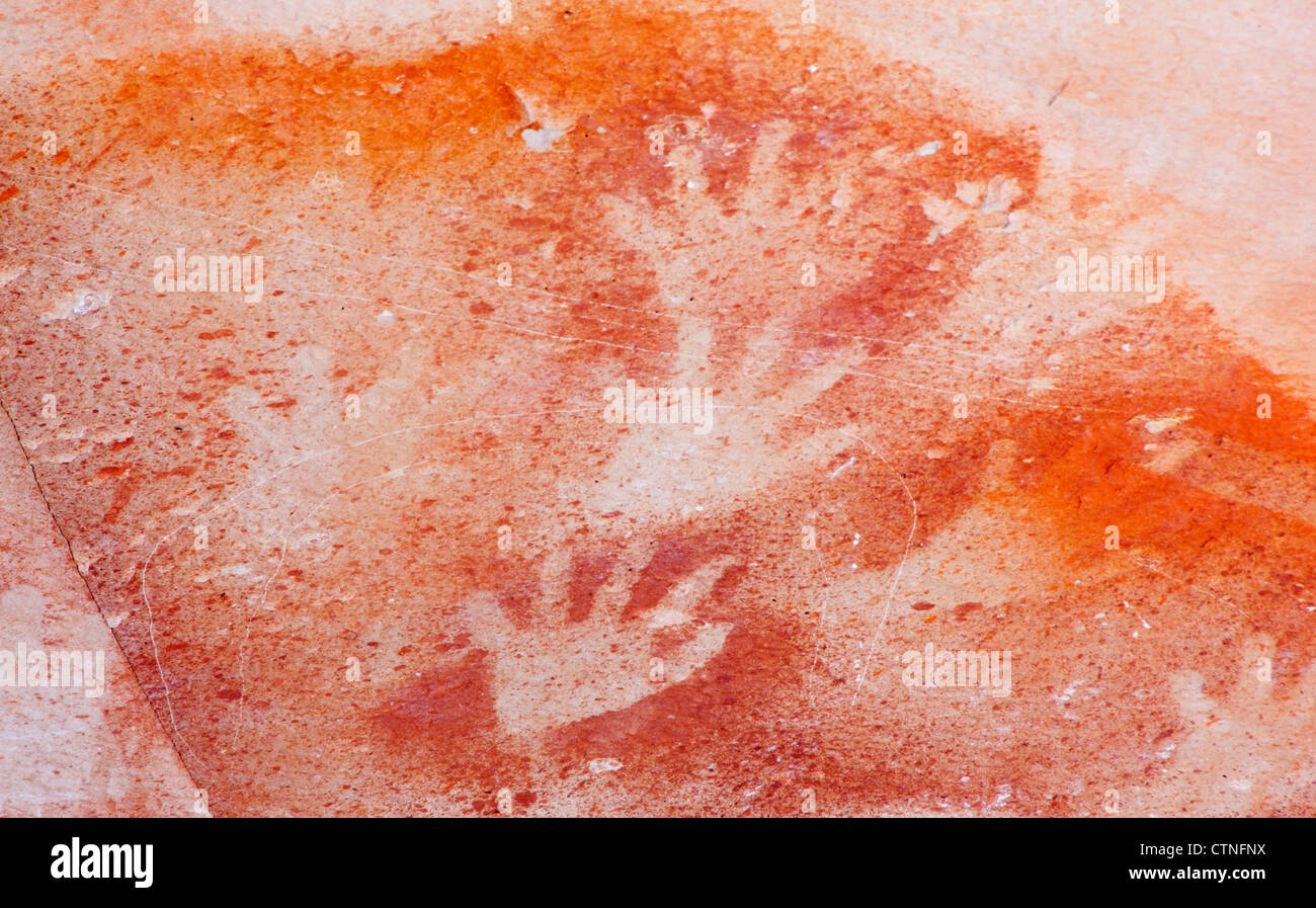 Antica arte rupestre degli Aborigeni - stampe a mano su ocra - nella grotta di mongolfiere Carnarvon Gorge National Park Central Queensland Australia Foto Stock