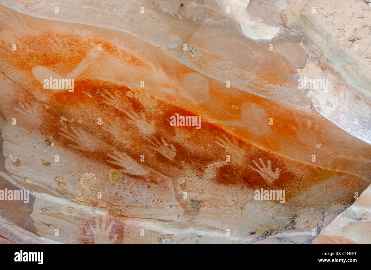 Antica arte rupestre degli Aborigeni - stampe a mano su ocra - nella grotta di mongolfiere Carnarvon Gorge National Park Central Queensland Australia Foto Stock