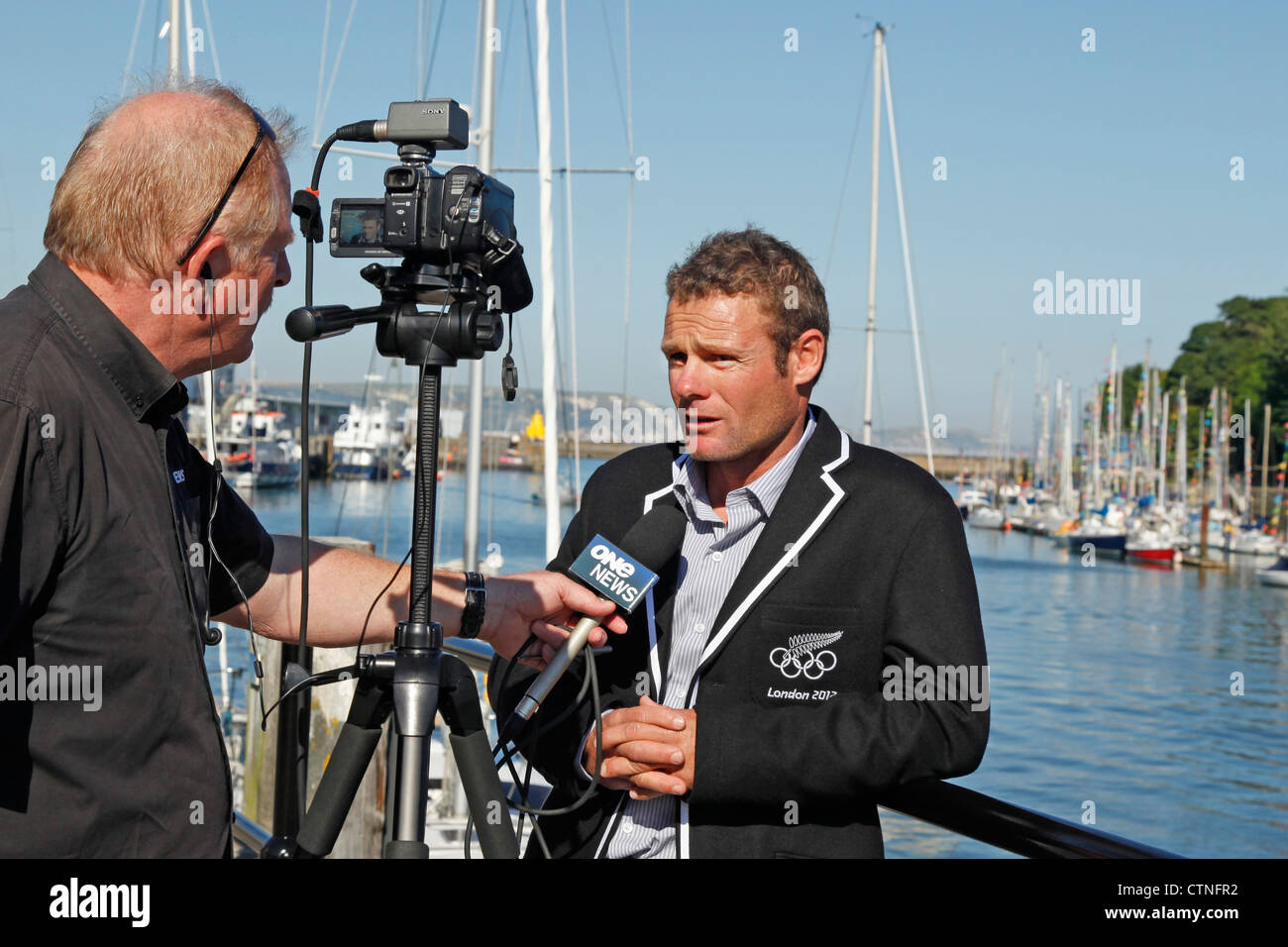 2012 Londra Olympic Sailor per Team Australia Tom Slingsby a Weymouth Beach intervistato da una news prima di eventi a vela Foto Stock