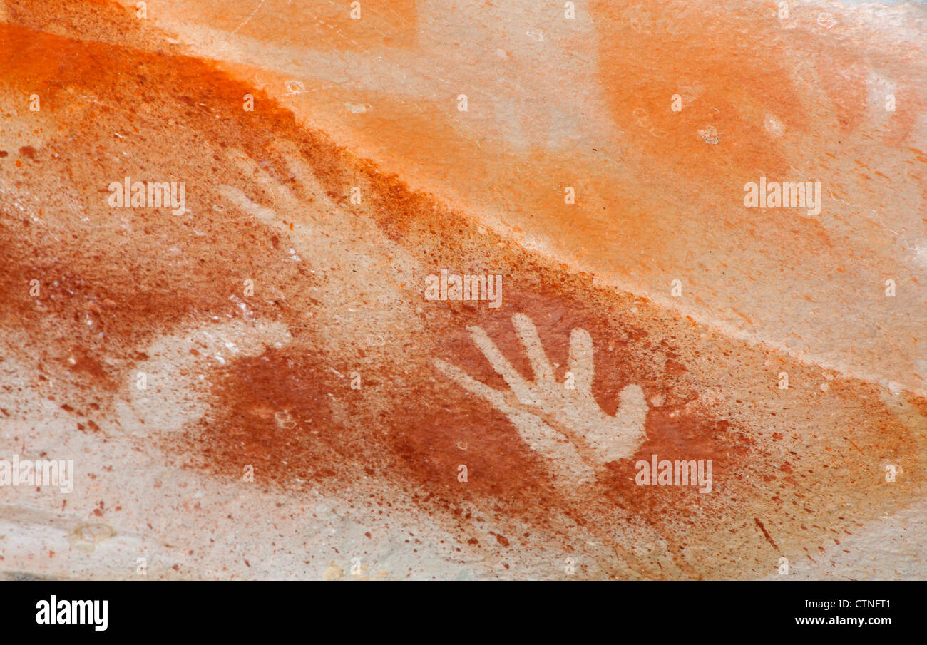 Antica arte rupestre degli Aborigeni - stampe a mano su ocra - nella grotta di mongolfiere Carnarvon Gorge National Park Central Queensland Australia Foto Stock