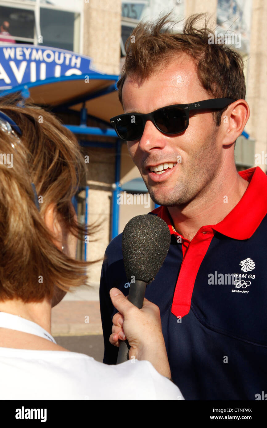 Sailor Paul Goodison è un membro del team Gran Bretagna alla Olimpiadi di Londra 2012, intervistata alla spiaggia di Weymouth Dorset, Regno Unito Foto Stock
