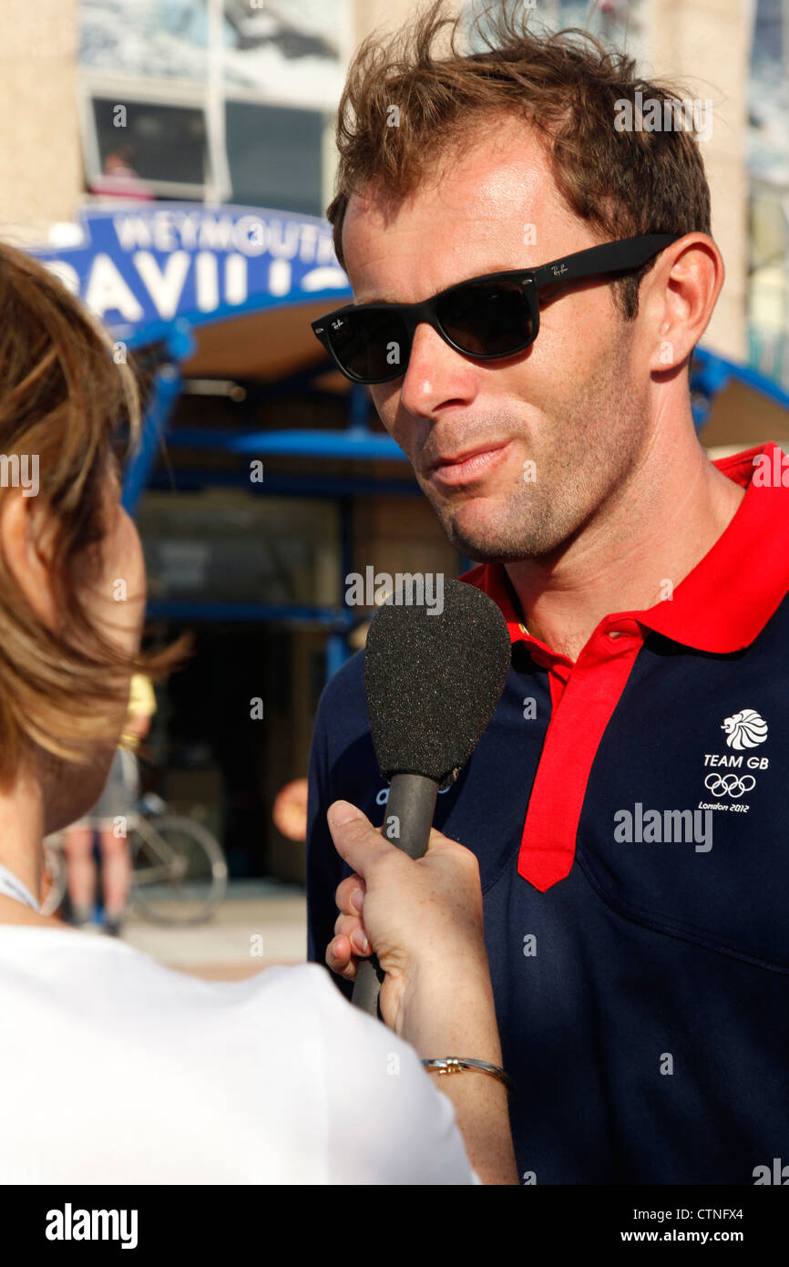 Sailor Paul Goodison è un membro del team Gran Bretagna alla Olimpiadi di Londra 2012, intervistata alla spiaggia di Weymouth Dorset, Regno Unito Foto Stock