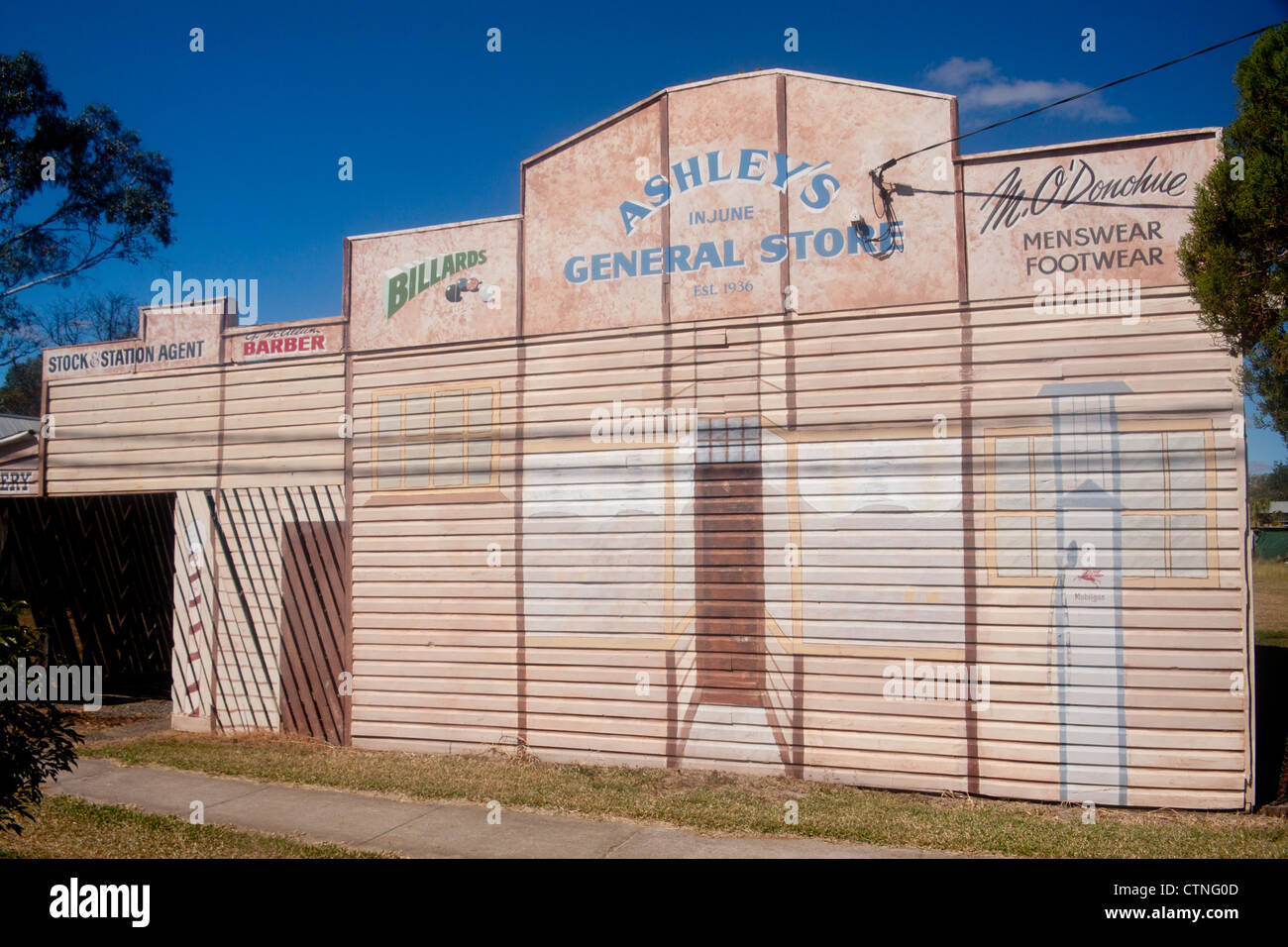 Ashley's General Store di legno verniciato facciata con segni Injune Queensland Australia Foto Stock