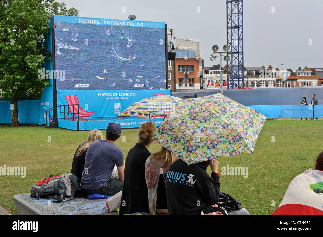 Guardare i Giochi Olimpici 2012 sul grande schermo, Londra, Inghilterra, Regno Unito, GB. Foto Stock