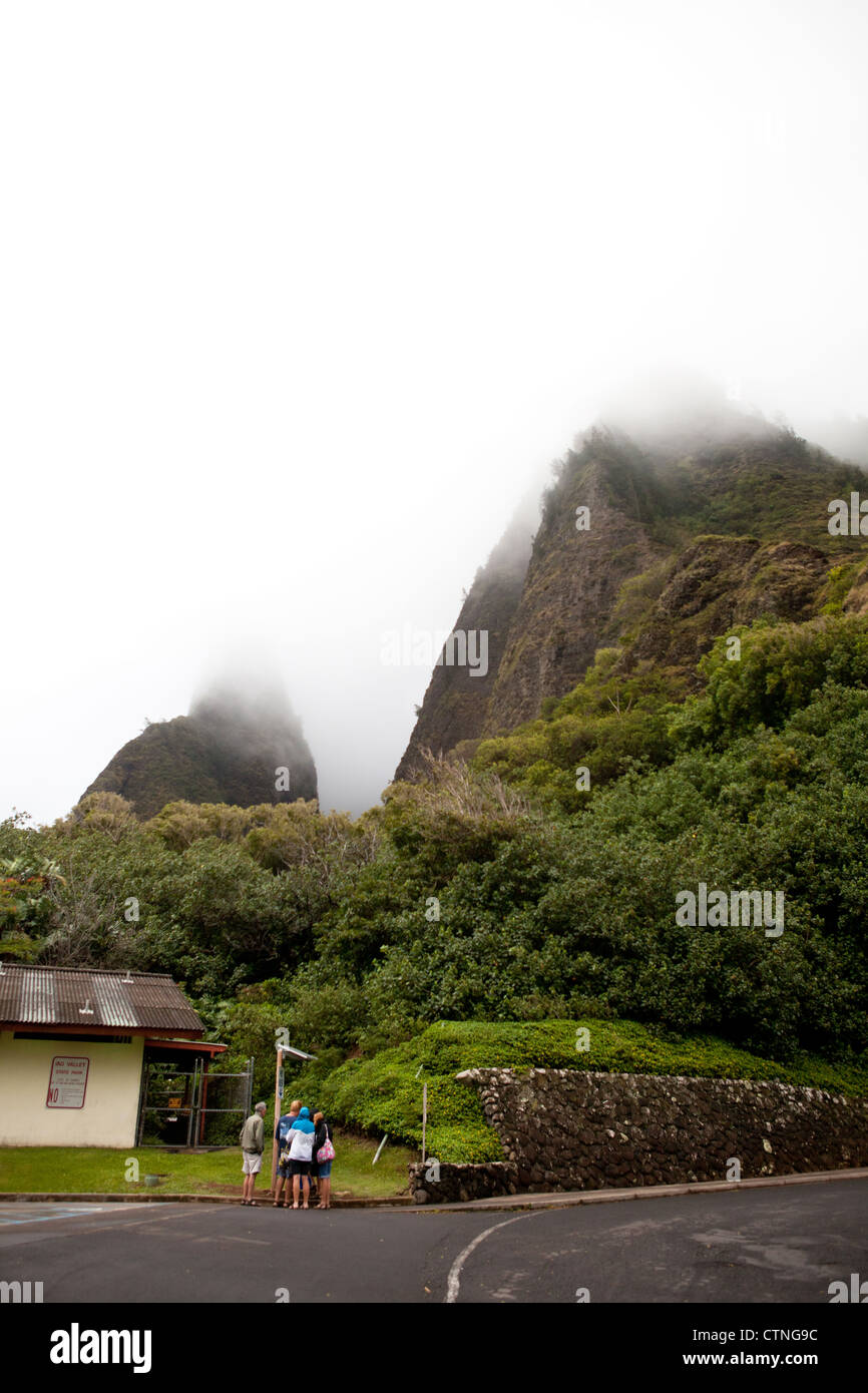 I turisti visitano Iao Valley State Park, Maui, Hawaii. Foto Stock