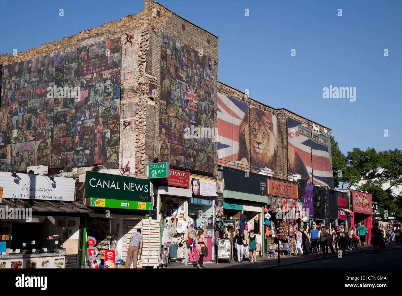 People Shopping a Camden Lock Village market, London, England, Regno Unito Foto Stock