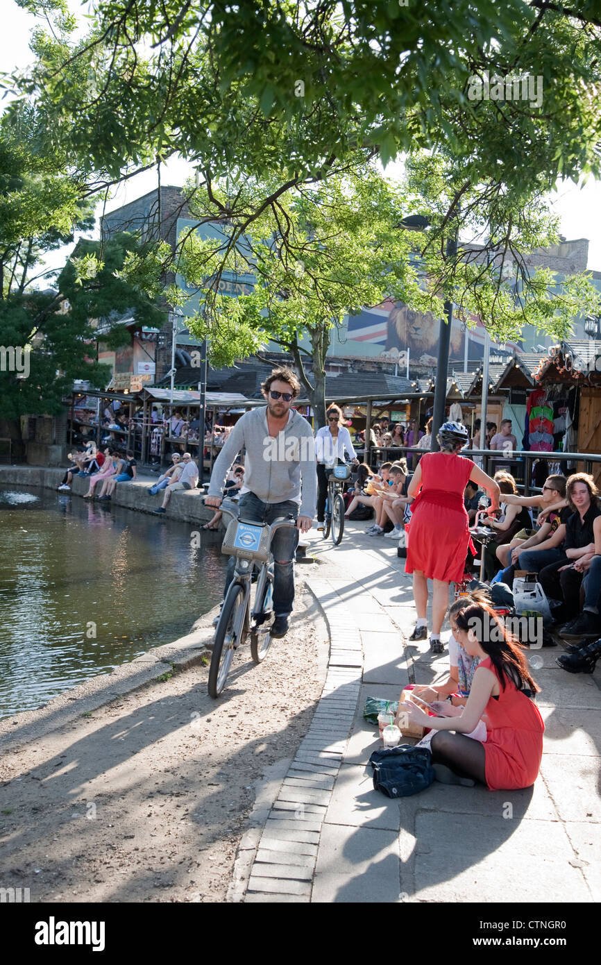I ciclisti da Canal a Camden Lock Village market, Camden, London, England, Regno Unito Foto Stock