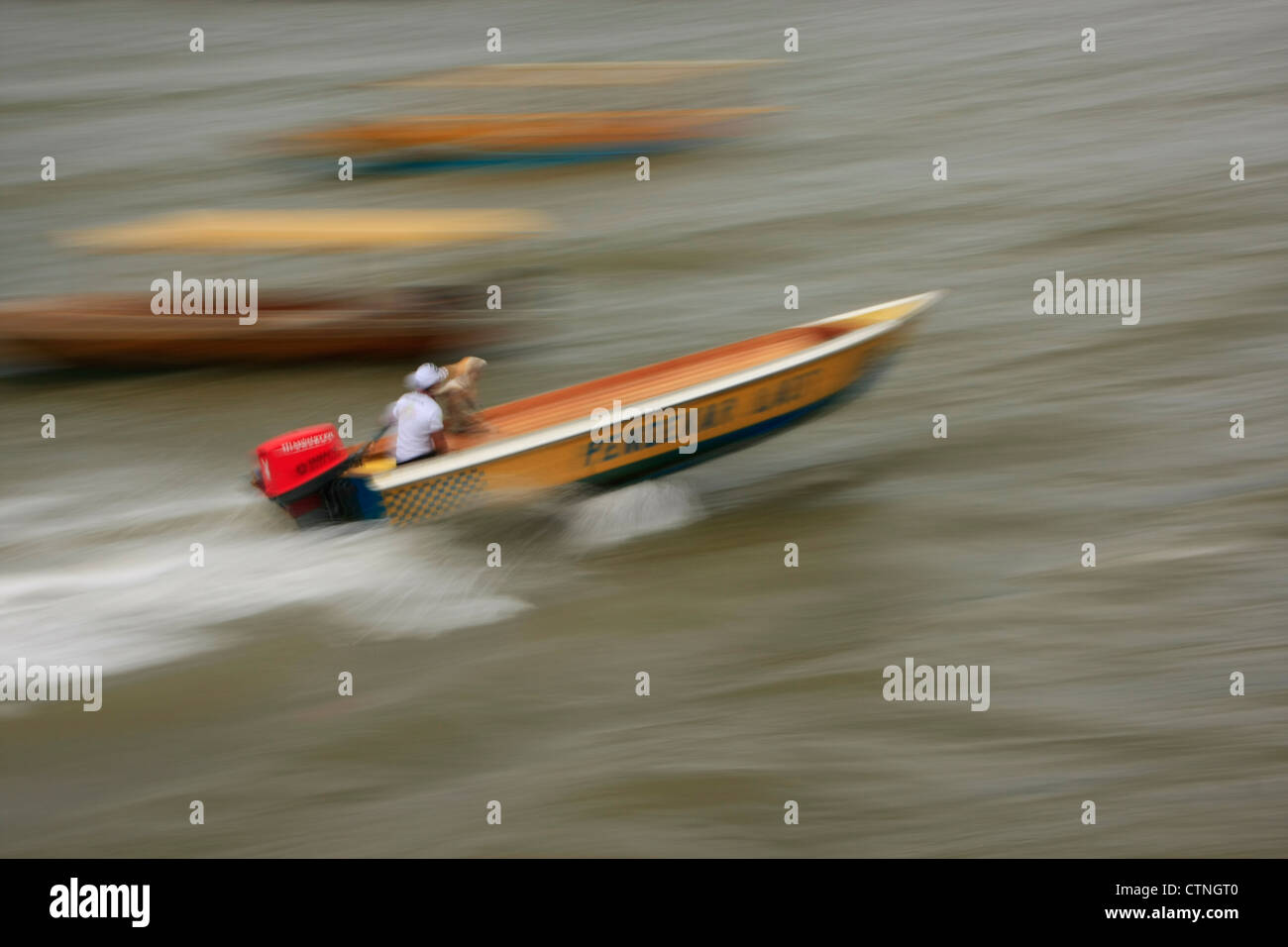 Taxi boat, offuscata motion, Kampong Ayer, Bandar Seri Begawan, Brunei, sud-est asiatico Foto Stock