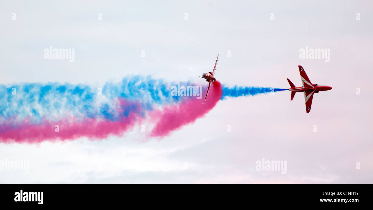 RAF frecce rosse trailing rosso e fumo blu Foto Stock