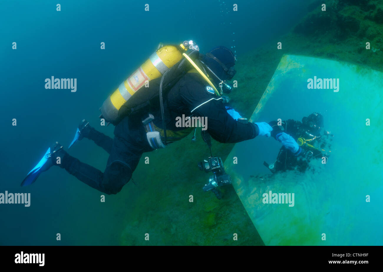 Diver guarda in uno specchio, il lago Baikal, Siberia, Russia, Eurasia Foto Stock