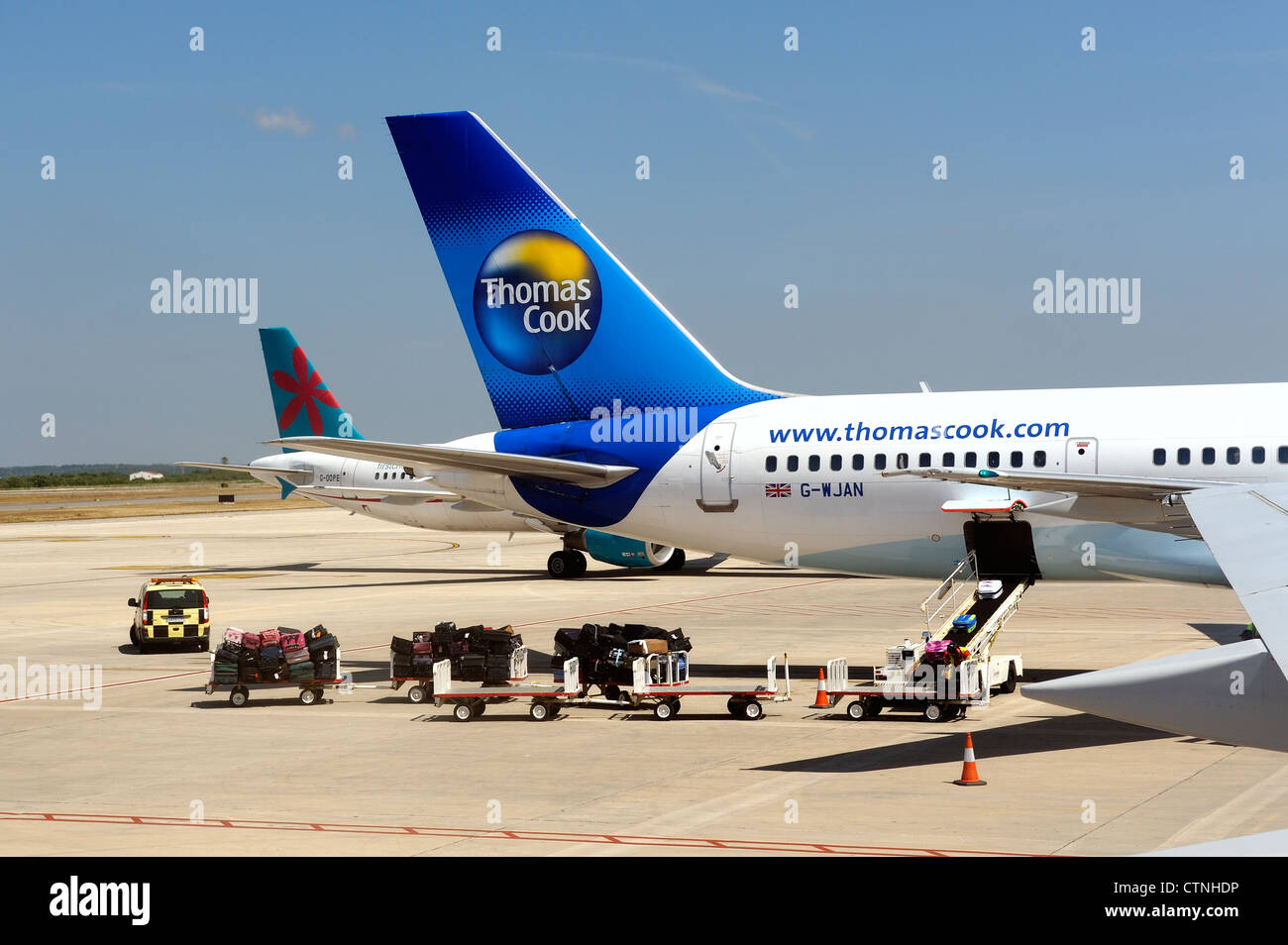 Bagagli dei passeggeri vengono caricate su thomas cook.com airbus Boeing 757-200 Mahon Minorca spagna Foto Stock