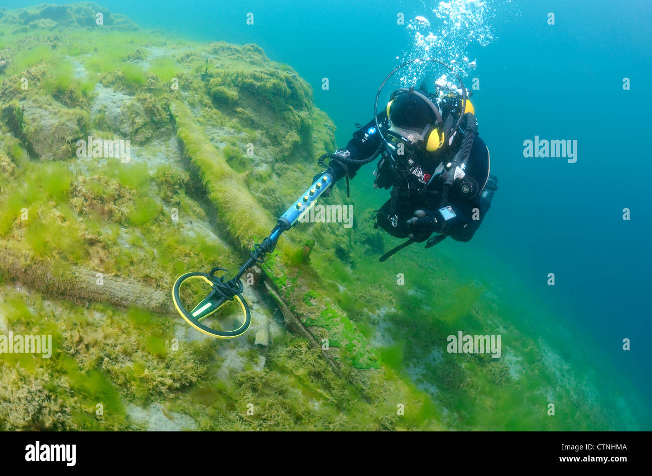 Subacqueo con il rivelatore di metalli alla ricerca di tesori subacquei , Lago Baikal, Siberia, Russia, Eurasia Foto Stock