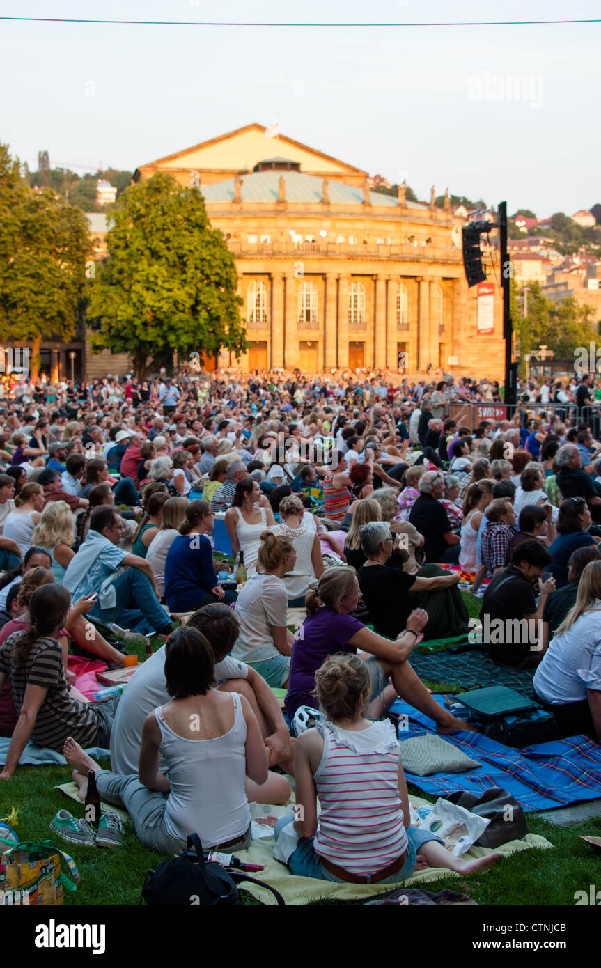 Più di 5.000 persone guardano il pubblico visualizzazione della premiere dell'opera di Mozart "Don Giovanni" su uno schermo di grandi dimensioni Foto Stock