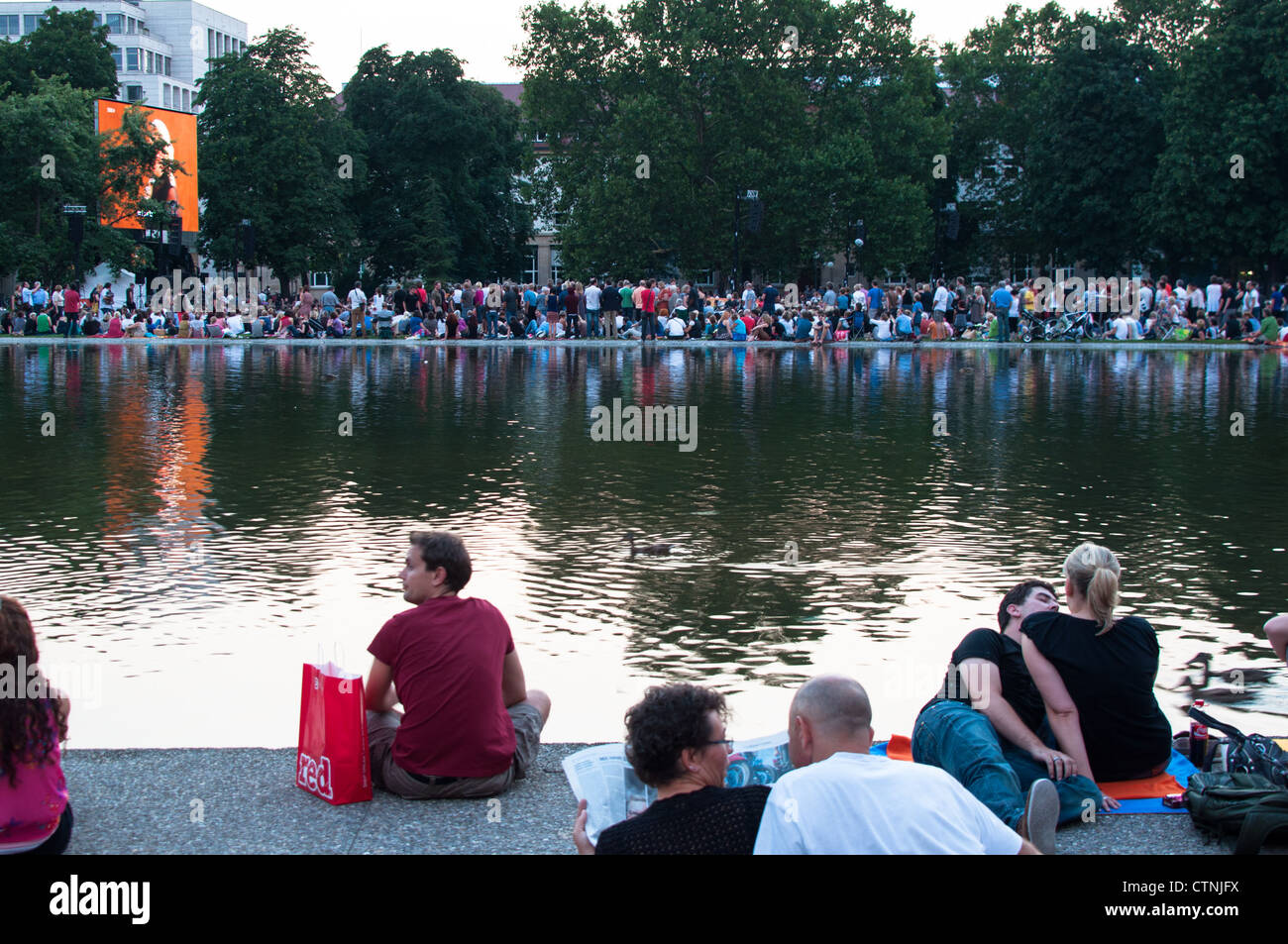 Più di 5.000 persone guardano il pubblico visualizzazione della premiere dell'opera di Mozart "Don Giovanni" su uno schermo di grandi dimensioni Foto Stock