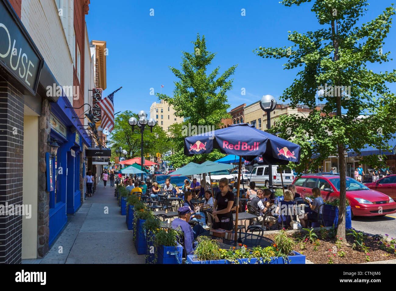 Il marciapiede ristorante sulla strada principale nel centro di Ann Arbor, Michigan, Stati Uniti d'America Foto Stock