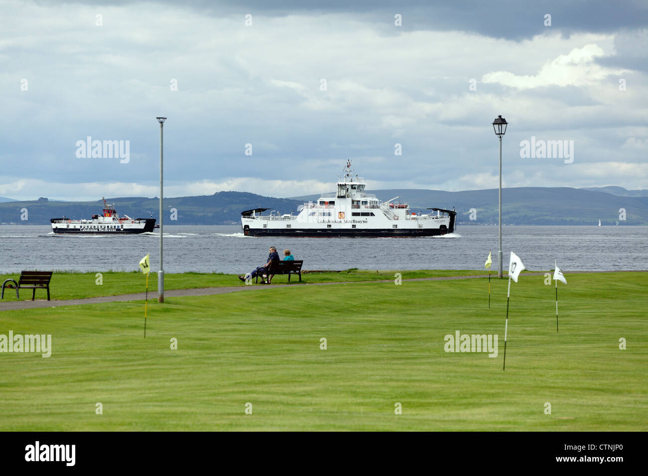 Caledonian Macbrayne traghetti navigano tra la città balneare di Largs e Cumbrae in Glasgow Scotland Regno Unito Foto Stock