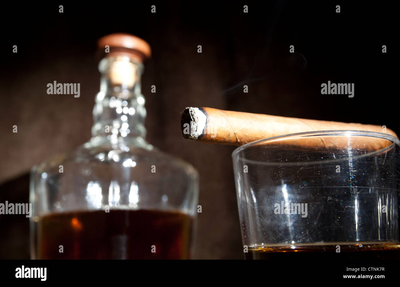 Fumare un buon sigaro e whiskey in vetro Foto Stock