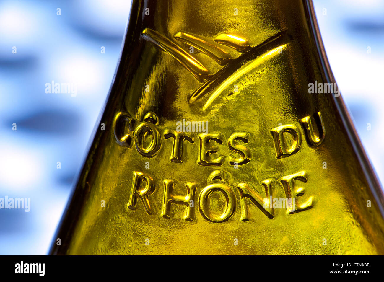 Chiudere la vista sul vetro sollievo etichetta su una bottiglia di Francese Cotes du Rhone vino rosso Foto Stock