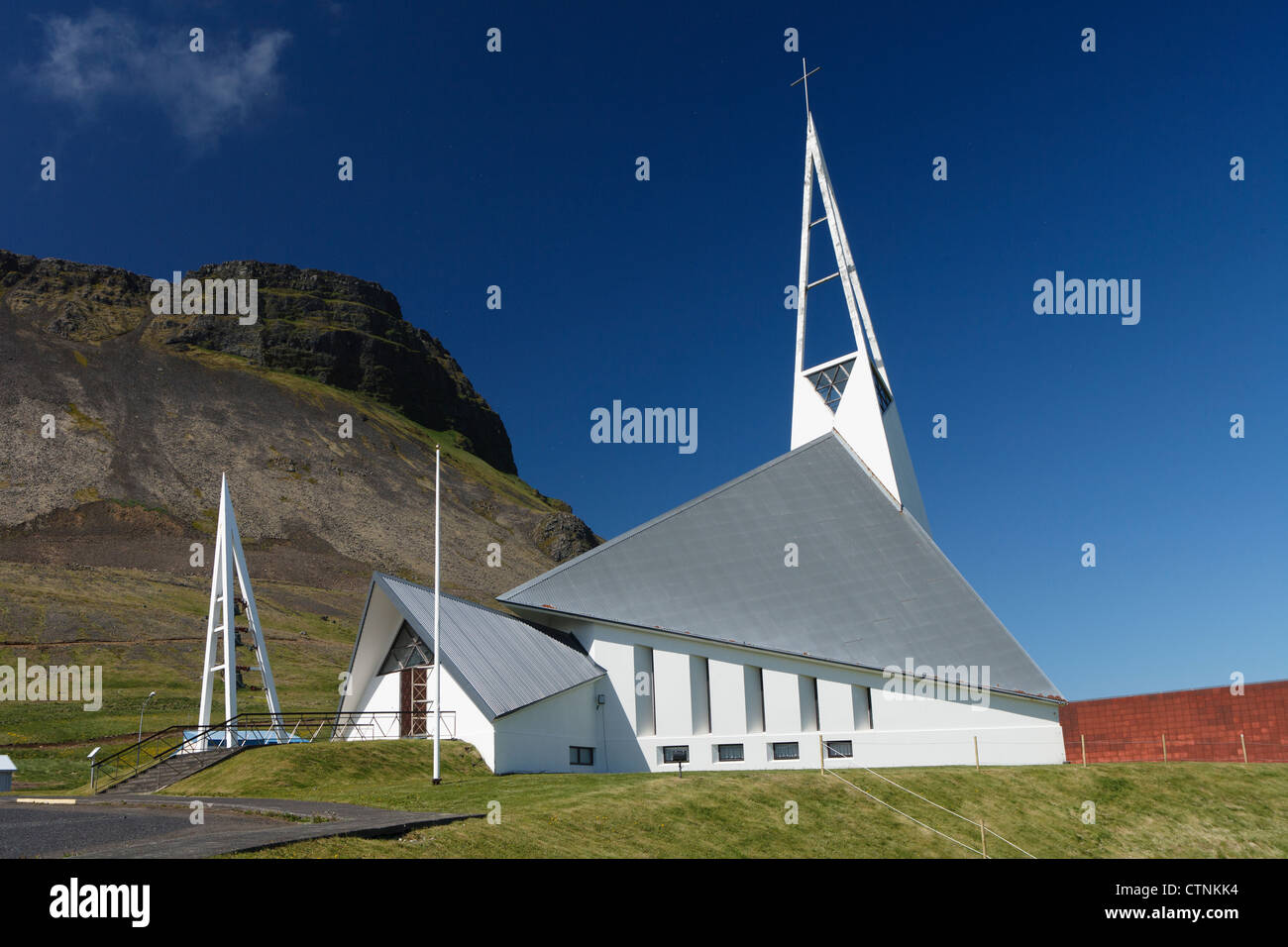 Chiesa moderna nella città di pescatori Ólafsvík è situato sulla parte occidentale della penisola di Snaefellsnes in Islanda. Foto Stock