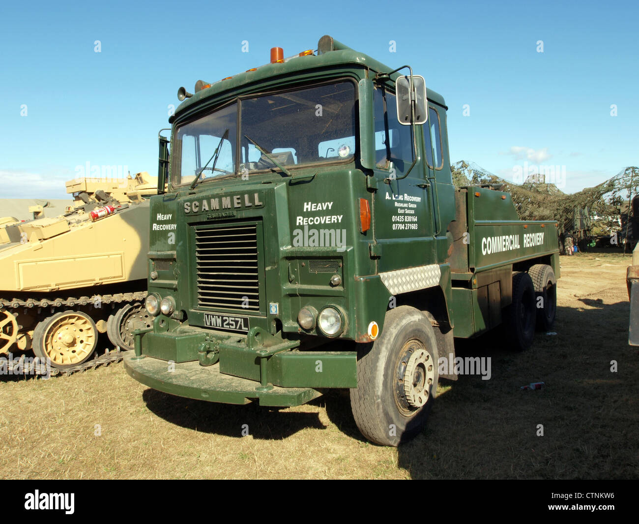 Lo Scammell Crusader è un pesante veicolo di recupero utilizzato dai militari, noto per il suo design robusto e la versatilità nel recupero di veicoli militari danneggiati. È dotato di armatura avanzata, un potente sistema a verricello ed è in grado di funzionare in ambienti difficili. Il Crociato è utilizzato nelle operazioni di recupero sul campo di battaglia, fornendo supporto essenziale alle forze armate durante la guerra. Foto Stock