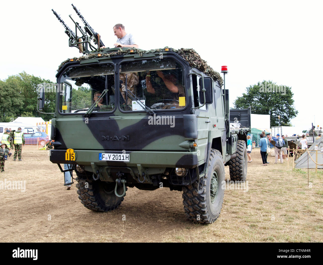Il camion militare MAN è un veicolo corazzato versatile progettato per il trasporto militare tattico. Noto per la sua durata e la capacità di trasportare carichi pesanti, supporta una varietà di operazioni militari, tra cui il trasporto di truppe, la logistica di approvvigionamento e il recupero di carichi pesanti in ambienti difficili. Foto Stock
