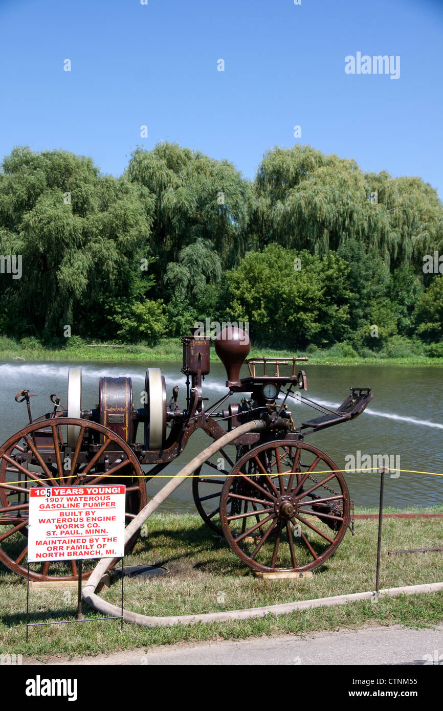 1907 La Waterous benzina Fire Pumper il pompaggio di acqua, 2012 Fire Muster mostrano Frankenmuth, Michigan STATI UNITI Foto Stock