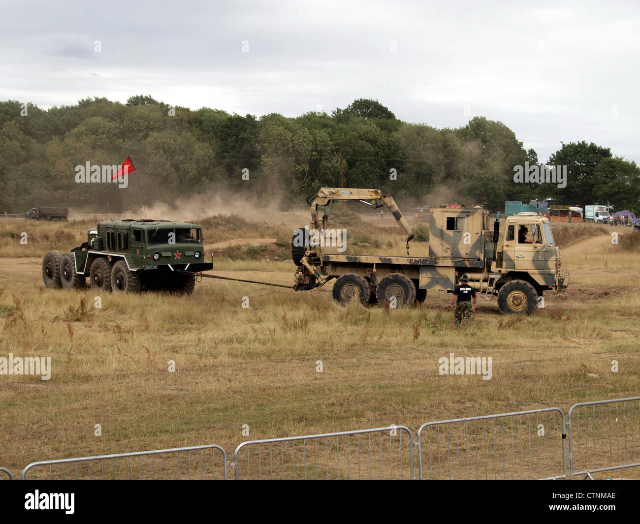 Il camion di recupero Foden, dotato di capacità di traino per impieghi gravosi, è visto trainare un MAZ 537, un veicolo militare di progettazione sovietica. Questa combinazione evidenzia l'uso di veicoli di trasporto robusti per il recupero militare e la logistica, garantendo la prontezza operativa su terreni difficili. Foto Stock