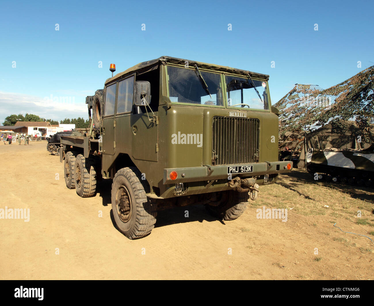 Il Berliet Wrecker è un veicolo militare francese utilizzato per la riparazione e il recupero di attrezzature militari danneggiate, in particolare carri armati. Le sue capacità per impieghi gravosi lo rendono una parte essenziale delle operazioni logistiche e di recupero dei campi di battaglia. Foto Stock