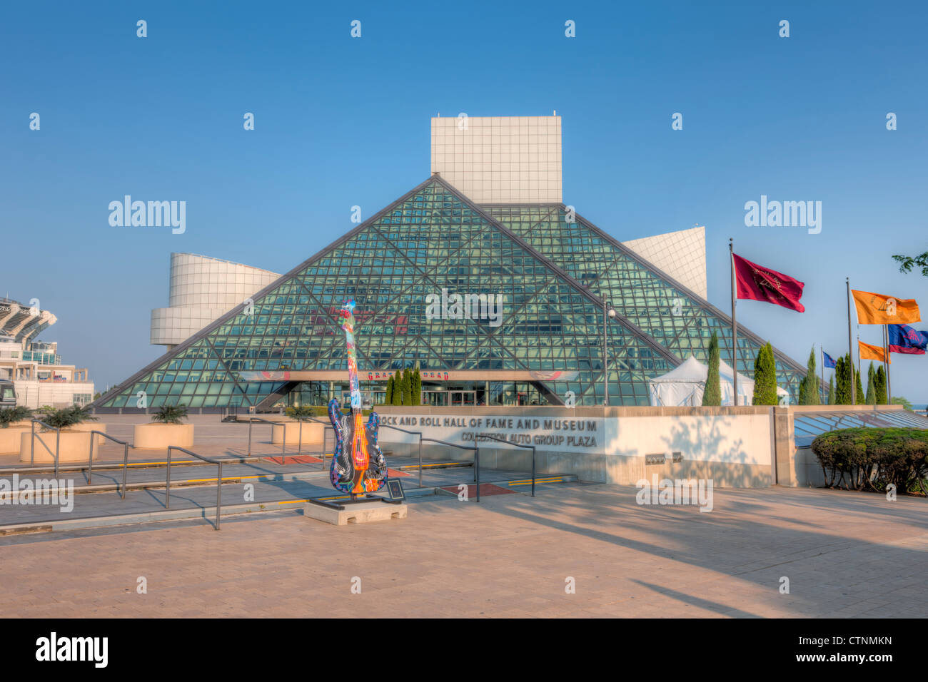 Il Rock and Roll Hall of Fame e una chitarra GuitarMania in Cleveland, Ohio. Foto Stock