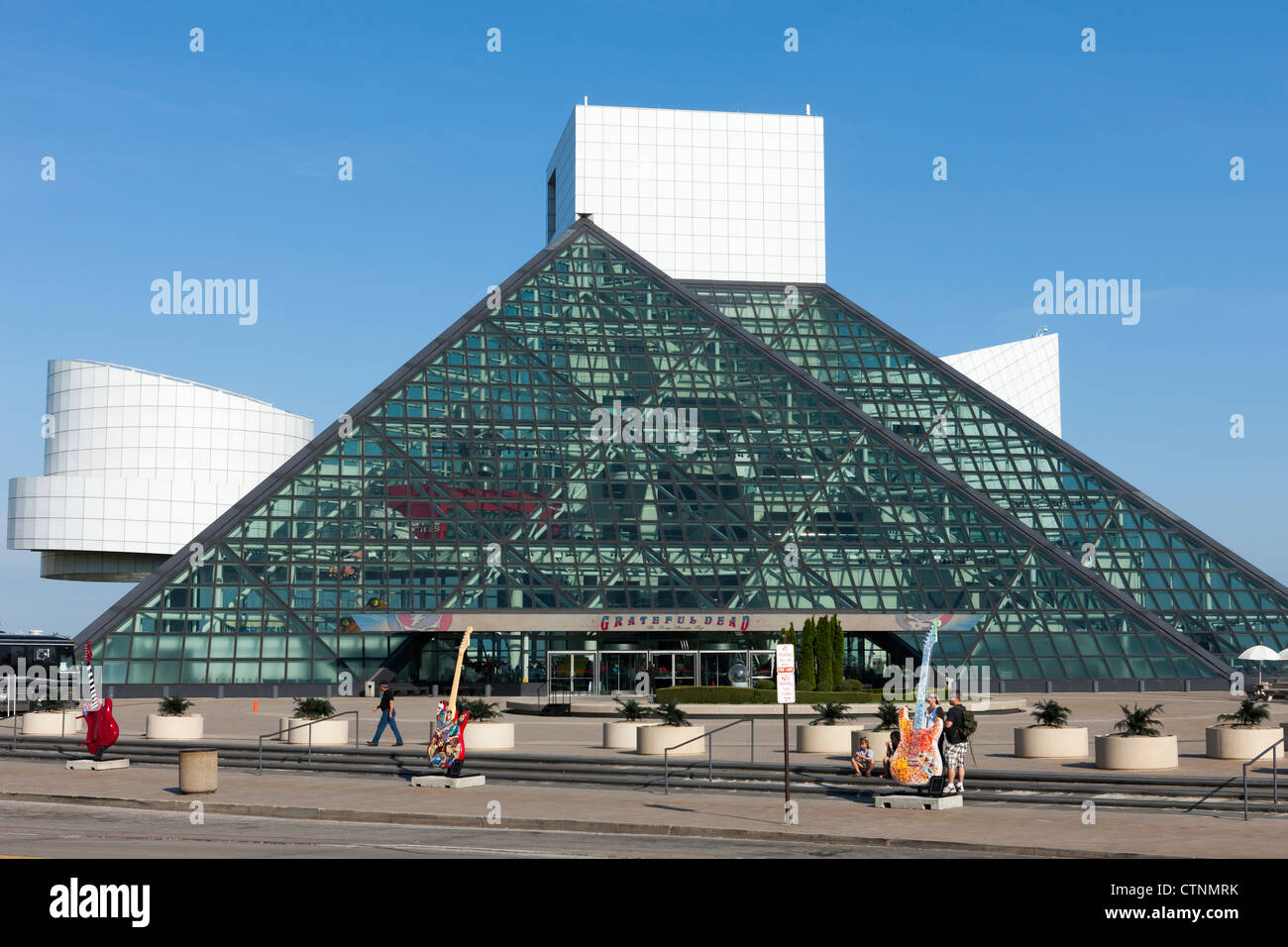 Il Rock and Roll Hall of Fame e GuitarMania chitarre in Cleveland, Ohio. Foto Stock