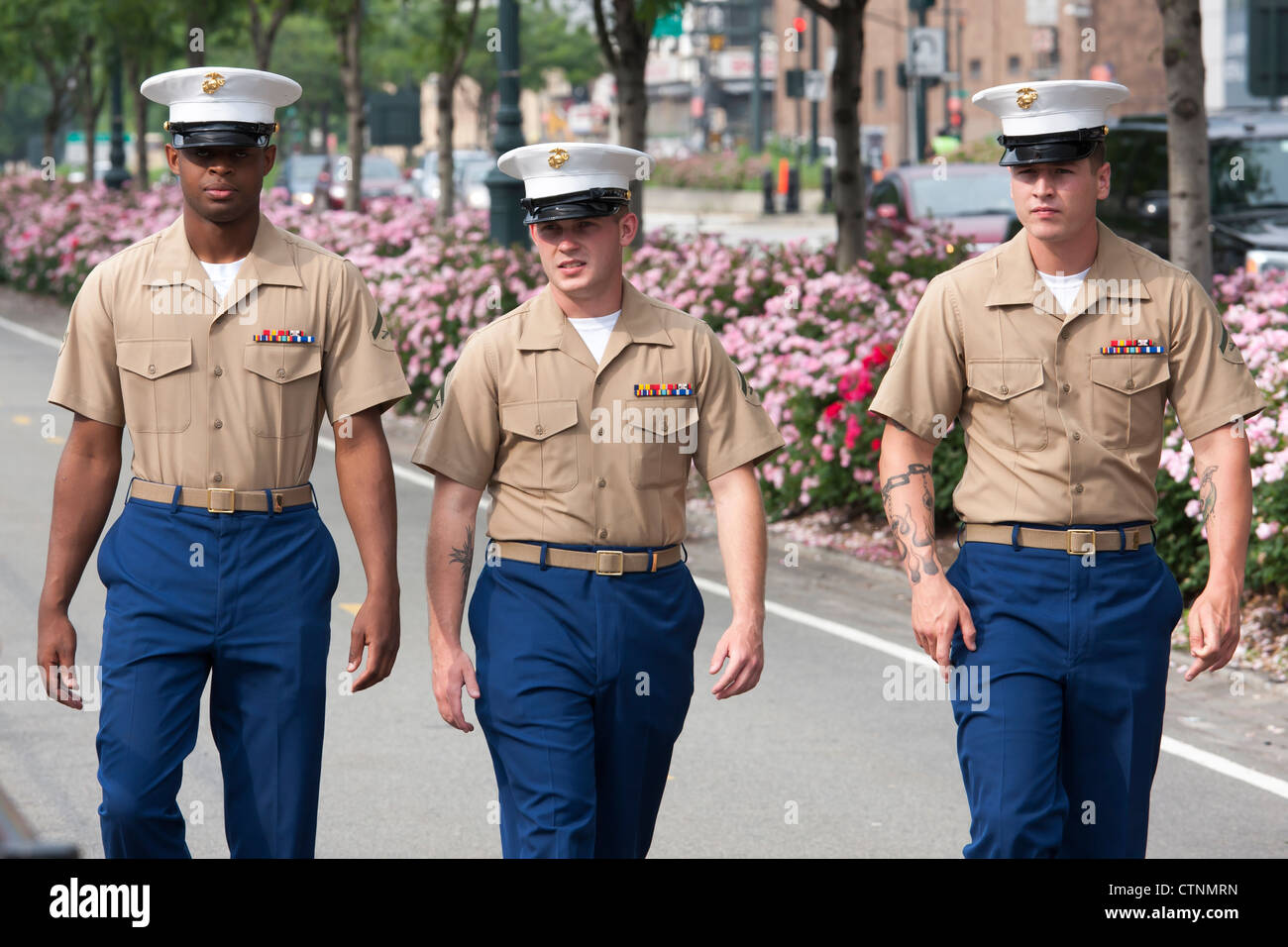 Tre USMC lancia corporals a piedi lungo il fiume Hudson bike percorso durante la settimana della flotta 2012 nella città di New York Foto Stock