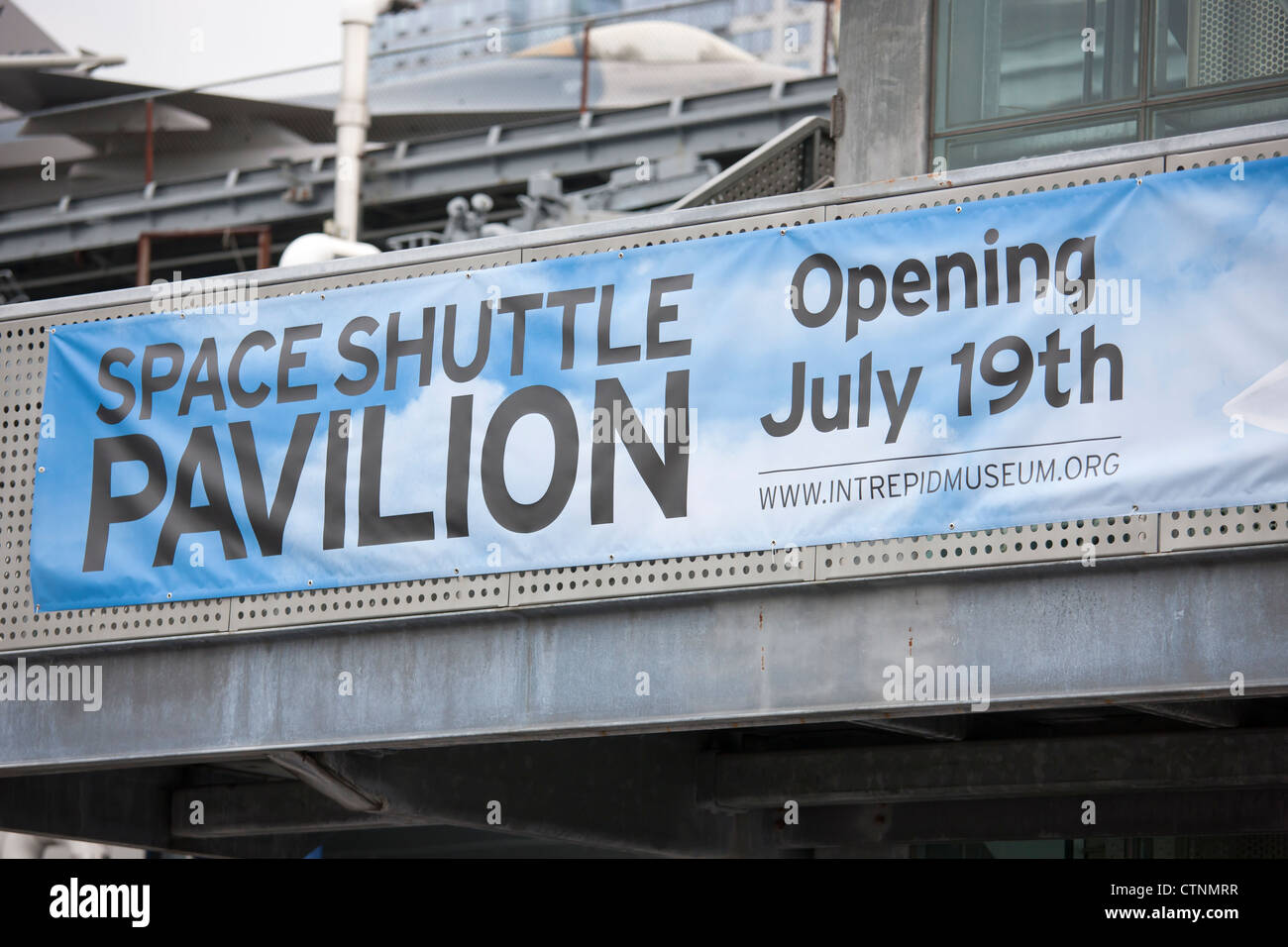 Segno di intestazione per l'apertura del padiglione per lo space shuttle Enterprise presso il museo Intrepid in New York City. Foto Stock