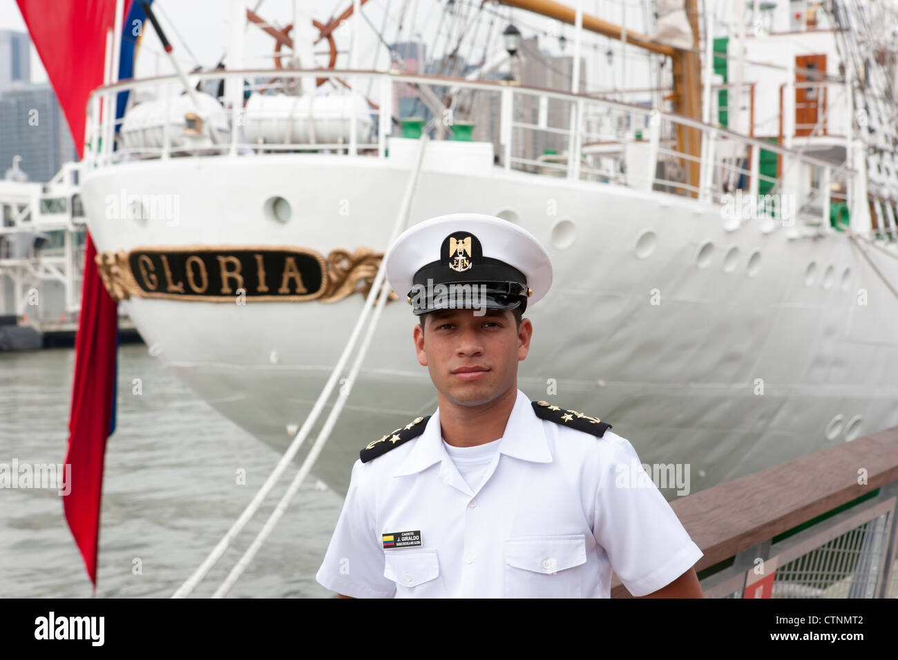 Un cadette pone accanto alla Colombia formazione arco nave Gloria durante la flotta 2012 settimana a New York City Foto Stock