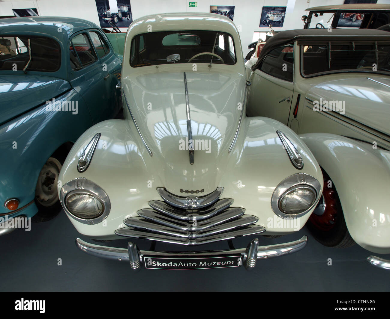 La Skoda 1101 Tudor del 1948, esposta al Museo Skoda, è un modello di auto del dopoguerra caratterizzato da design e ingegneria avanzati per i suoi tempi. Conosciuto per la sua affidabilità, era popolare in Europa orientale tra la fine degli anni '1940 e l'inizio degli anni '1950 Foto Stock