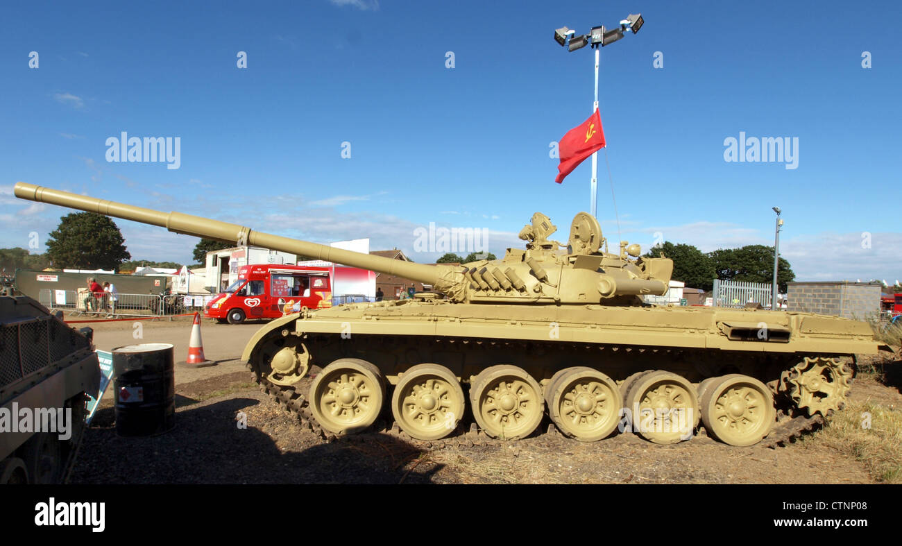 Il T-72 M1 è un carro armato da battaglia di terza generazione progettato dall'Unione Sovietica, noto per il suo basso profilo e il suo potente armamento. È dotato di un cannone a canna liscia da 125 mm e di una corazzatura composita, che fornisce formidabili capacità di combattimento nelle operazioni militari. Foto Stock