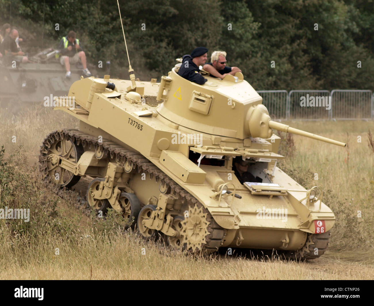 Lo Stuart M3A1, con il numero di registrazione T37765, è un carro armato leggero utilizzato durante la seconda guerra mondiale, noto per la sua mobilità e la protezione corazzata, ha svolto un ruolo significativo nella guerra corazzata, in particolare nelle prime campagne belliche. Foto Stock