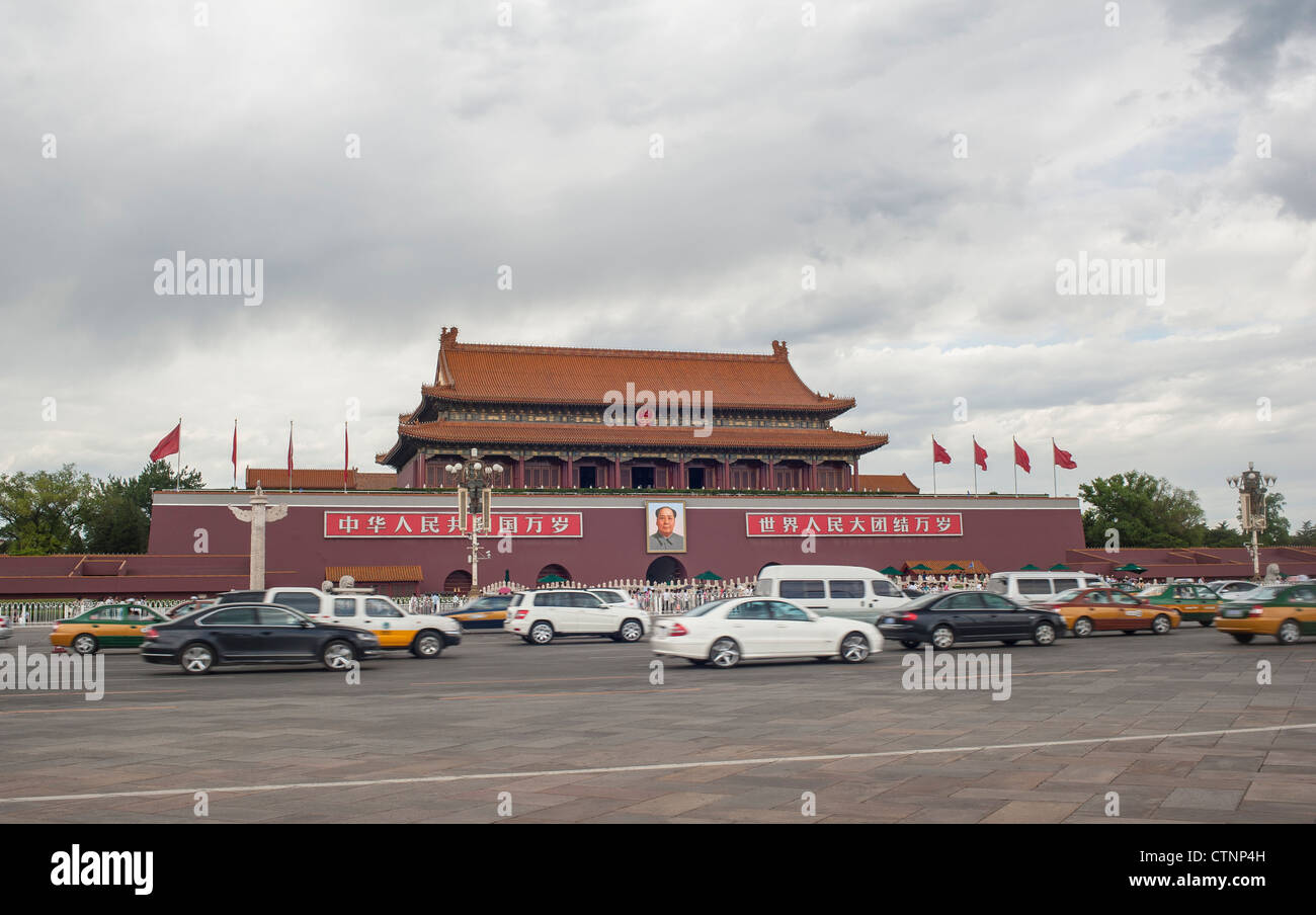 Il traffico intenso di fronte a piazza Tiananmen Foto Stock