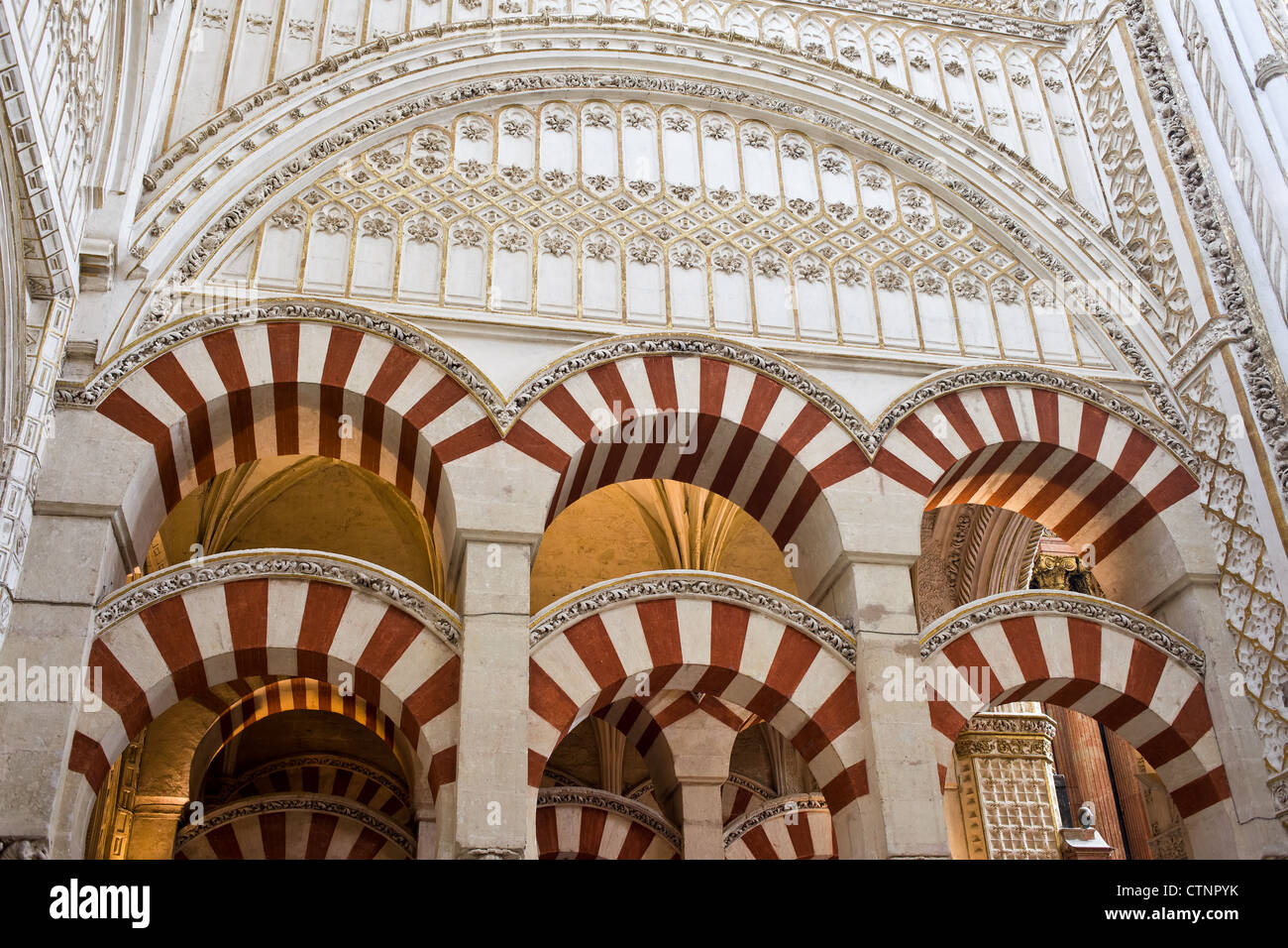 Il bianco e il rosso voussoir Doppi archi a strisce e ornamenti rinascimentali della moschea Cattedrale Mezquita) a Cordoba, Spagna. Foto Stock