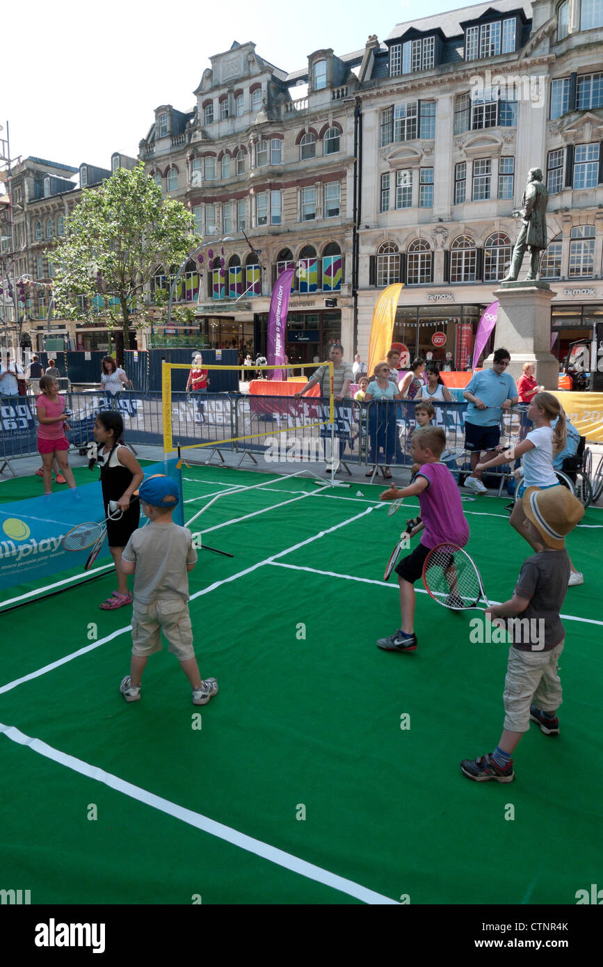 I bambini a giocare a tennis e badminton a Cardiff City Council sul tuo segna un evento sportivo Olimpiadi di Londra 2012 KATHY DEWITT Foto Stock