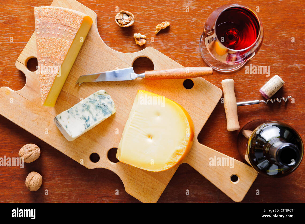 Formaggio Gourmet con piastra di vetro e una bottiglia di vino rosso Foto Stock